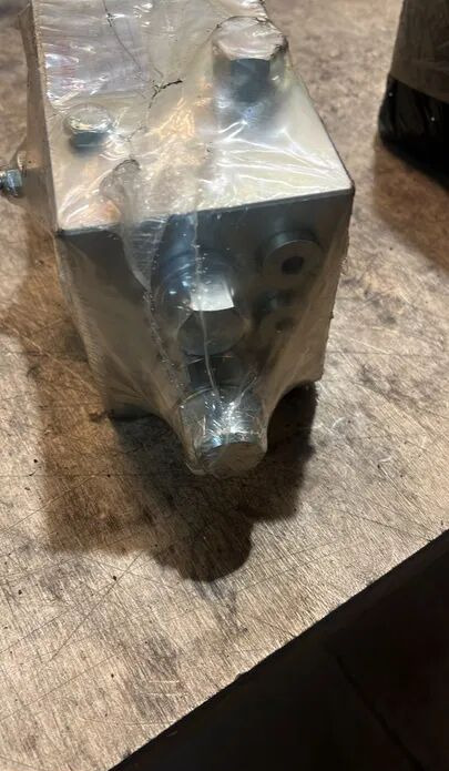 Rexroth Flow Divider R930062425 - صمام الفرامل - شاحنة: صور 1 Rexroth Flow Divider R930062425 - صمام الفرامل - شاحنة: صور 1