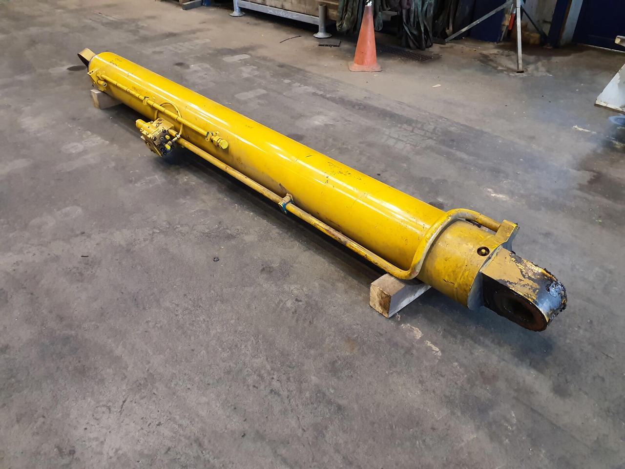 Grove GMK 3050 boom cylinder - الاسطوانة الهيدروليكية - موبايل كرين: صور 1 Grove GMK 3050 boom cylinder - الاسطوانة الهيدروليكية - موبايل كرين: صور 1