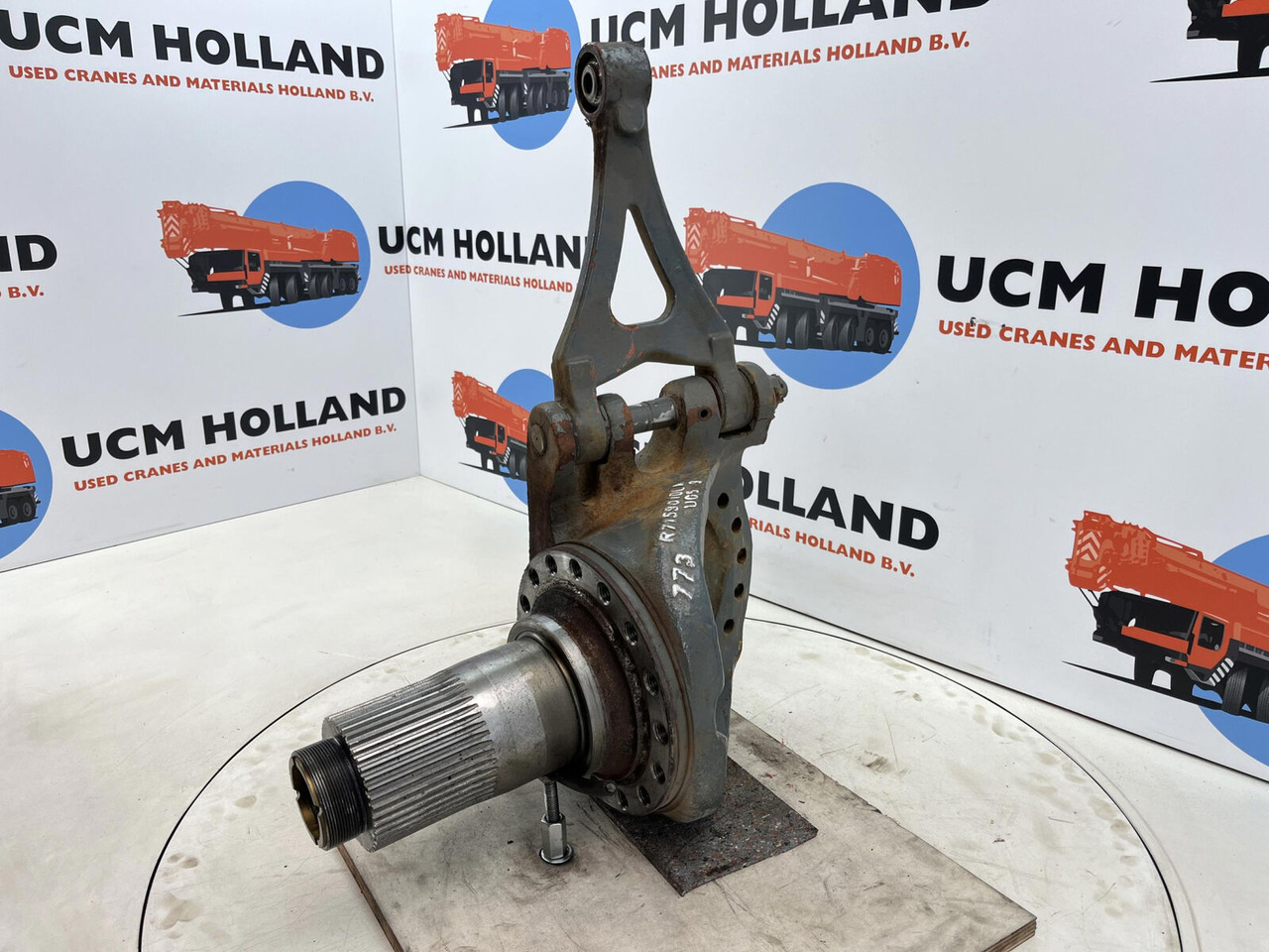 Grove GMK 3055 steering knuckle 16 holes axle 1 and 2 left - مفصل التوجيه - موبايل كرين: صور 1 Grove GMK 3055 steering knuckle 16 holes axle 1 and 2 left - مفصل التوجيه - موبايل كرين: صور 1