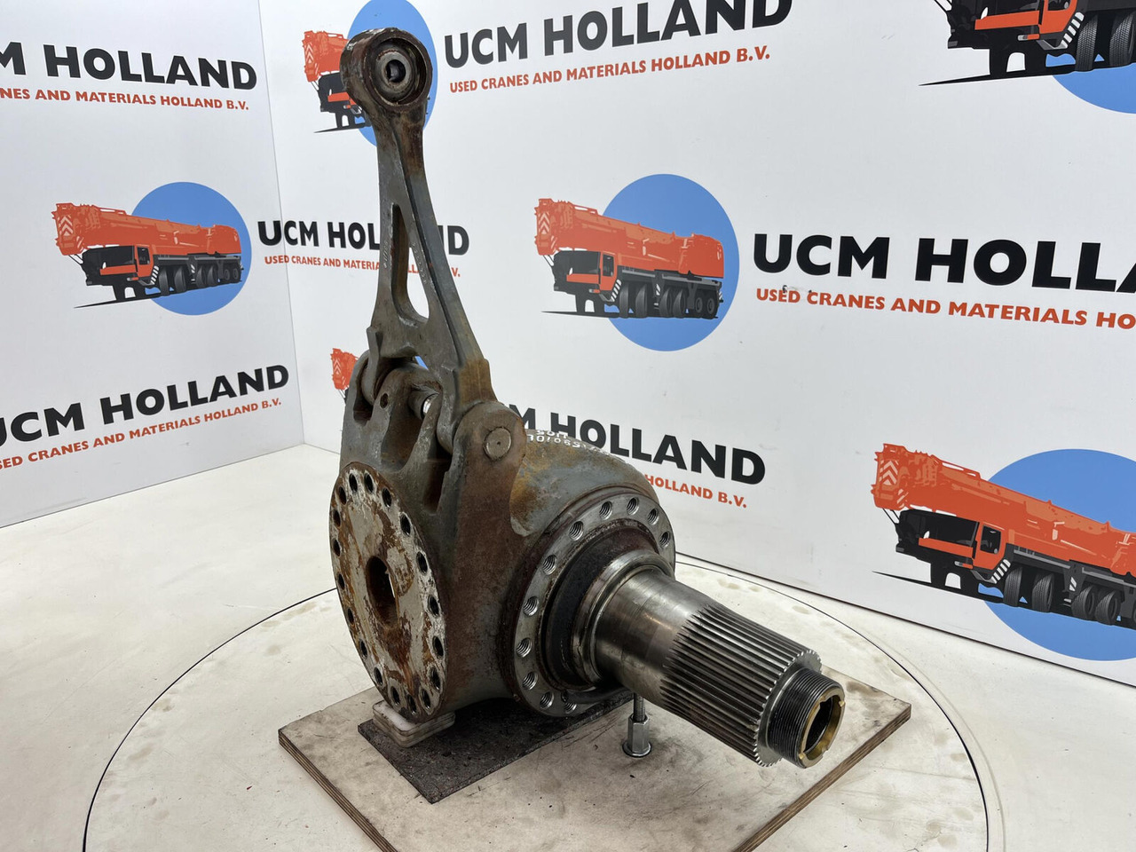 Grove GMK 3055 steering knuckle 16 holes axle 1 and 2 left - مفصل التوجيه - موبايل كرين: صور 3 Grove GMK 3055 steering knuckle 16 holes axle 1 and 2 left - مفصل التوجيه - موبايل كرين: صور 3