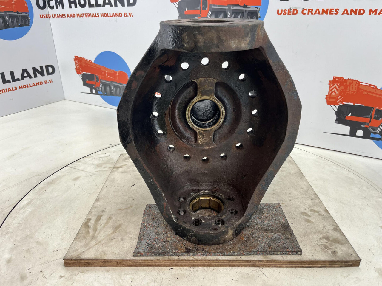 Liebherr LTM 1035 Steering knuckle 16 holes axle 1 - مفصل التوجيه - موبايل كرين: صور 5 Liebherr LTM 1035 Steering knuckle 16 holes axle 1 - مفصل التوجيه - موبايل كرين: صور 5