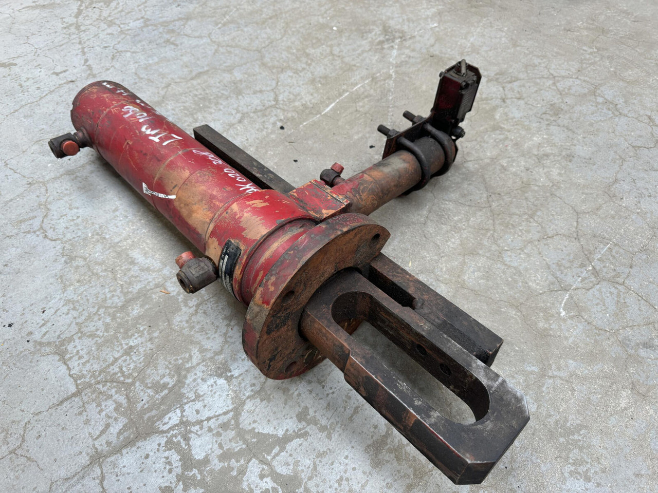 الاسطوانة الهيدروليكية - موبايل كرين Liebherr LTM 1060 counterweight cylinder: صور 6 الاسطوانة الهيدروليكية - موبايل كرين Liebherr LTM 1060 counterweight cylinder: صور 6