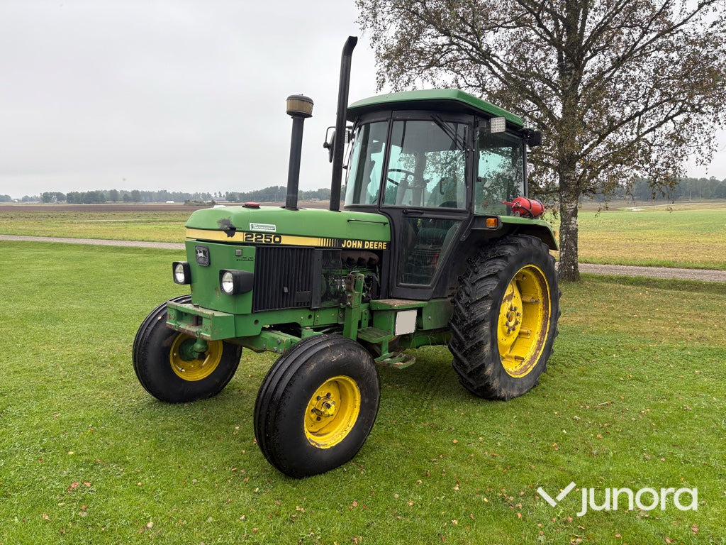 Traktor John Deere 2250 - جرار: صور 1 Traktor John Deere 2250 - جرار: صور 1