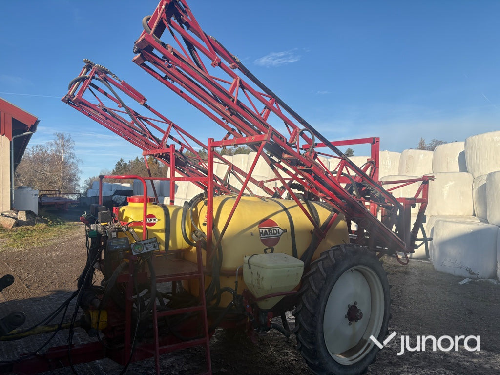 Växtskyddsspruta - Hardi TY1500 - آلة الرش المقطورة: صور 1 Växtskyddsspruta - Hardi TY1500 - آلة الرش المقطورة: صور 1