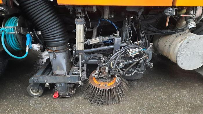 سياره كنس شوارع VOLVO M9 4x2R + Johnston Beam VX800 Road Cleaner: صور 11 سياره كنس شوارع VOLVO M9 4x2R + Johnston Beam VX800 Road Cleaner: صور 11