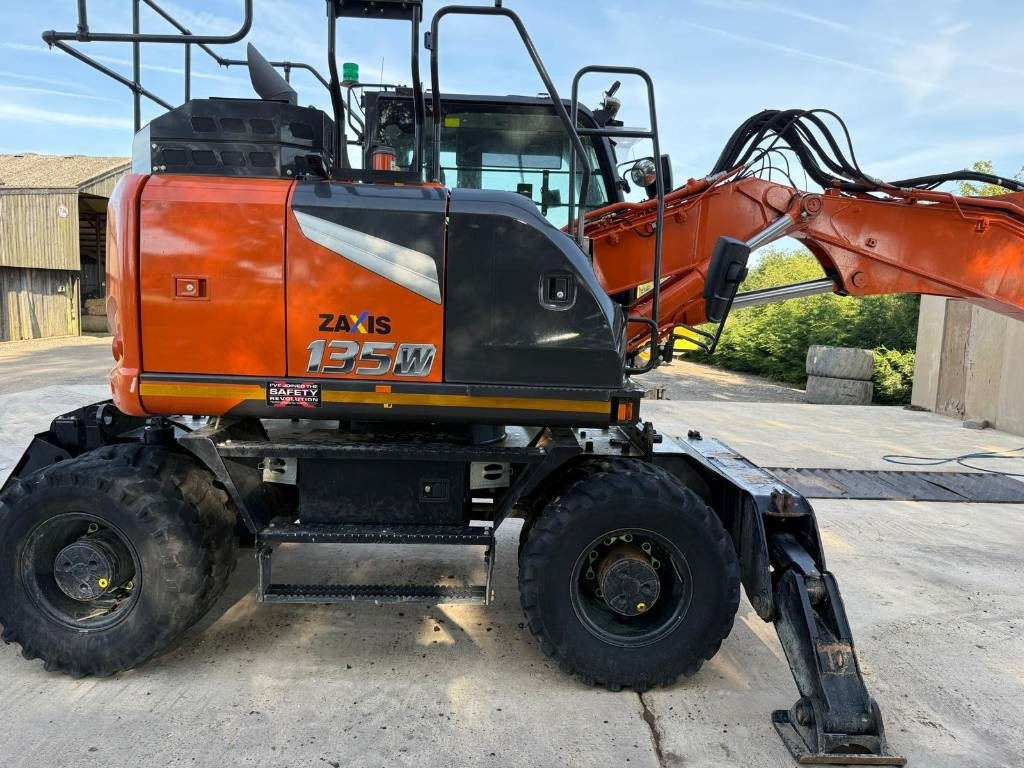 Hitachi ZX 135 W-7 - حفارة على عجلات: صور 4 Hitachi ZX 135 W-7 - حفارة على عجلات: صور 4