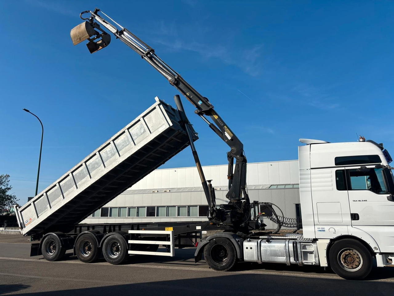MAN TGX 18.540. Kipper + Kran PK20002. - شاحنة كرين: صور 3 MAN TGX 18.540. Kipper + Kran PK20002. - شاحنة كرين: صور 3
