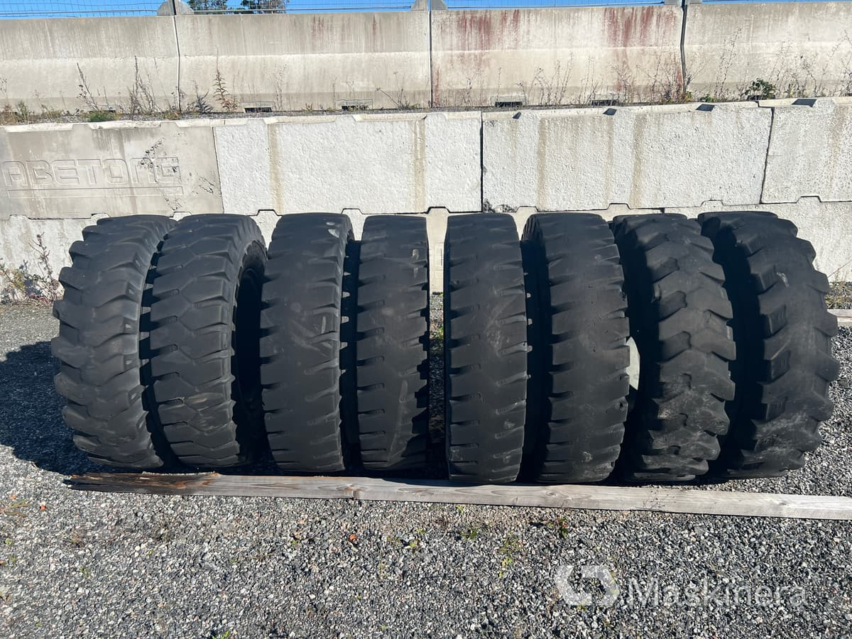 8 st entreprenaddäck på fälg 10.00-20 - عجلات - آلات البناء: صور 2 8 st entreprenaddäck på fälg 10.00-20 - عجلات - آلات البناء: صور 2