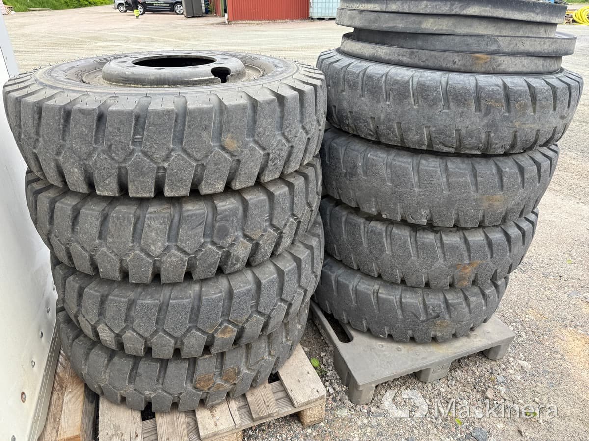 BKT EM934 8 st entreprenaddäck på fälg 10.00-20 - الإطارات - آلات البناء: صور 1 BKT EM934 8 st entreprenaddäck på fälg 10.00-20 - الإطارات - آلات البناء: صور 1