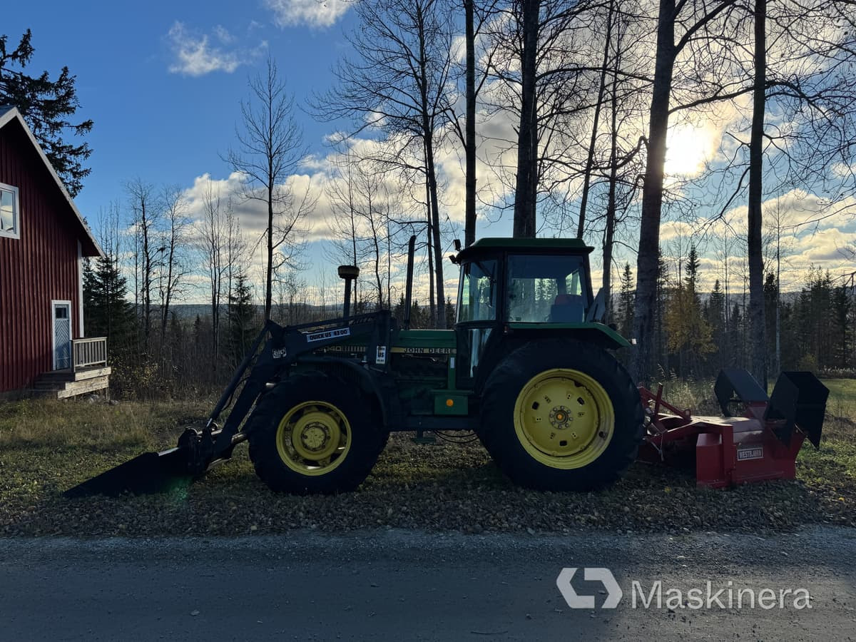 Traktor John Deere 3040 Mfwd med tillbehör - جرار: صور 2 Traktor John Deere 3040 Mfwd med tillbehör - جرار: صور 2