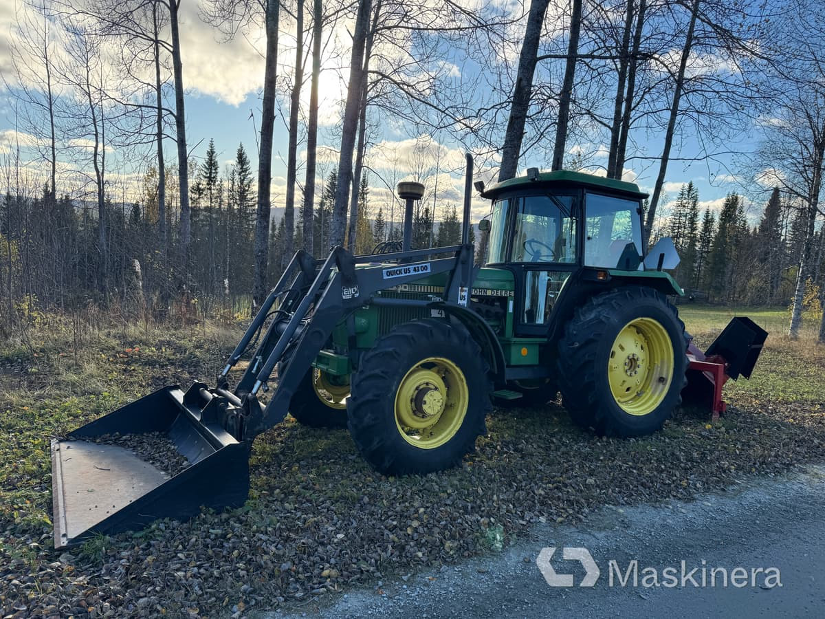 Traktor John Deere 3040 Mfwd med tillbehör - جرار: صور 1 Traktor John Deere 3040 Mfwd med tillbehör - جرار: صور 1