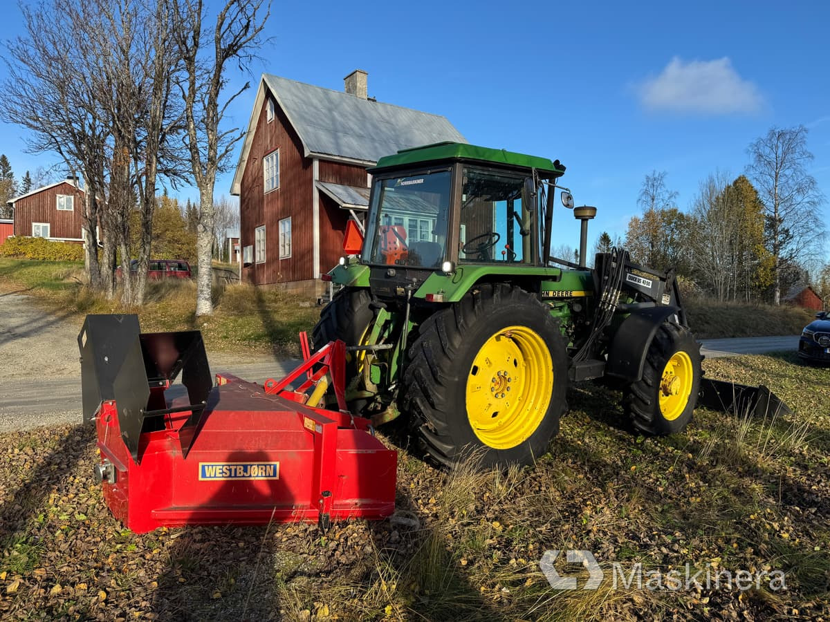 Traktor John Deere 3040 Mfwd med tillbehör - جرار: صور 5 Traktor John Deere 3040 Mfwd med tillbehör - جرار: صور 5