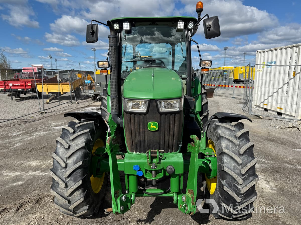Traktor John Deere 5075M med snöutrustning - جرار: صور 2 Traktor John Deere 5075M med snöutrustning - جرار: صور 2
