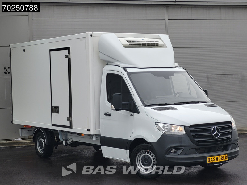Mercedes-Benz Sprinter 317 CDI Koelwagen Automaat Zijdeur 2025-Model Thermo King V-300max 230v-Stekker 170PK Airco Cruise MBUX CarPlay Euro6 Koel Koele - الشاحنات الصغيرة المبردة: صور 2 Mercedes-Benz Sprinter 317 CDI Koelwagen Automaat Zijdeur 2025-Model Thermo King V-300max 230v-Stekker 170PK Airco Cruise MBUX CarPlay Euro6 Koel Koele - الشاحنات الصغيرة المبردة: صور 2