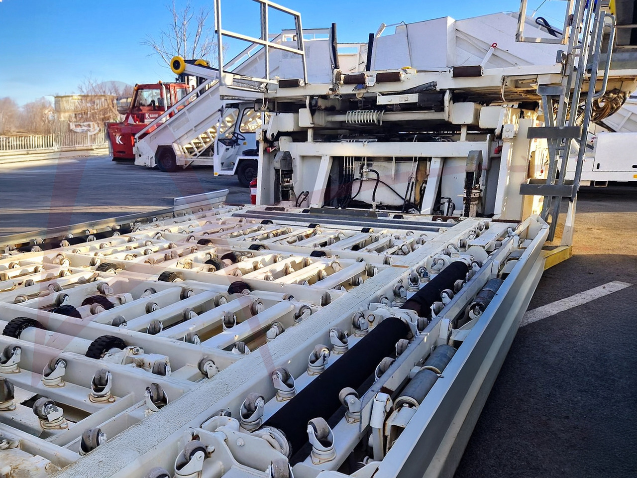 AIR MARREL LAM7000 DP/H8 - محملات الحاويات والمنصات النقالة: صور 2 AIR MARREL LAM7000 DP/H8 - محملات الحاويات والمنصات النقالة: صور 2