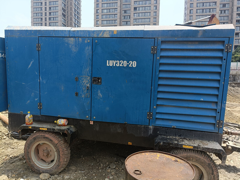 Liutech 320-20 1130CFM 20Bar Portable Screw Diesel - ضاغط الهواء: صور 3 Liutech 320-20 1130CFM 20Bar Portable Screw Diesel - ضاغط الهواء: صور 3
