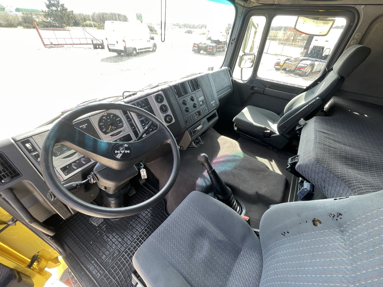 MAN F2000 413 6x2 Manual CRANE Hiab 330+jib 90 21m - شاحنة جرار: صور 3 MAN F2000 413 6x2 Manual CRANE Hiab 330+jib 90 21m - شاحنة جرار: صور 3