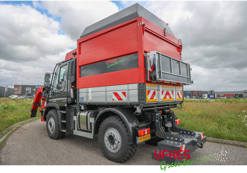 Interior photo 1: الشاحنات الصغيرة Mercedes-Benz Unimog U 427 Greentec woodchipper combi