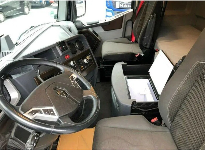 Interior photo 1: شاحنة جرار Renault T520 Sleep cab | Leasing