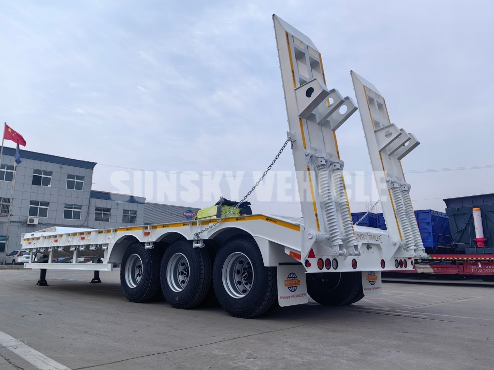 SUNSKY 3 Axle 40 Tons gooseneck lowbed trailer - عربة مسطحة منخفضة نصف مقطورة: صور 2 SUNSKY 3 Axle 40 Tons gooseneck lowbed trailer - عربة مسطحة منخفضة نصف مقطورة: صور 2