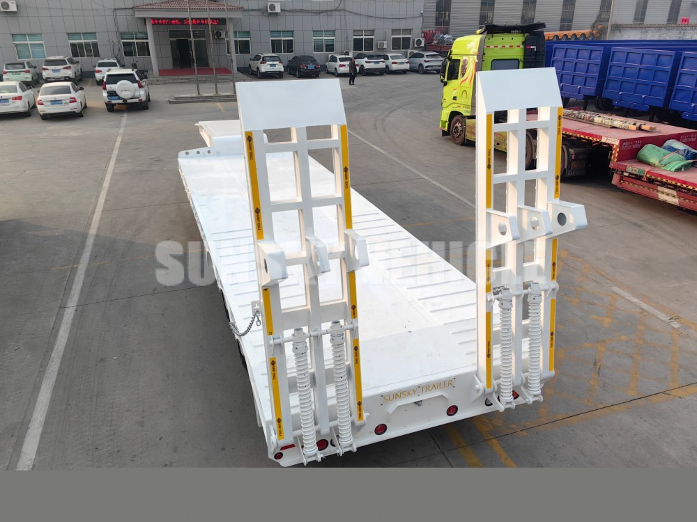 SUNSKY 3 Axle 40 Tons gooseneck lowbed trailer - عربة مسطحة منخفضة نصف مقطورة: صور 4 SUNSKY 3 Axle 40 Tons gooseneck lowbed trailer - عربة مسطحة منخفضة نصف مقطورة: صور 4