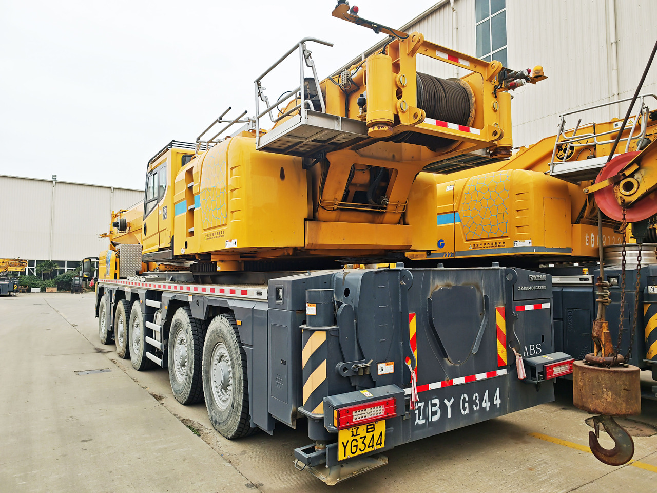 XCMG Official Second Hand Pickup Truck Crane XCA200L8 200 Ton 8-Section Arm Mobile Crane Machine - رافعة لجميع التضاريس: صور 3 XCMG Official Second Hand Pickup Truck Crane XCA200L8 200 Ton 8-Section Arm Mobile Crane Machine - رافعة لجميع التضاريس: صور 3
