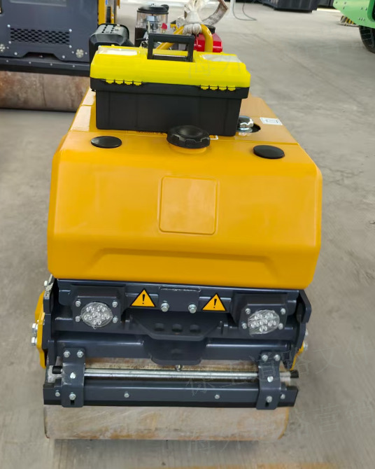 XCMG XMR083 light mini double drum 1 ton vibratory compactor - مداحل الأسفلت الصغيرة: صور 5 XCMG XMR083 light mini double drum 1 ton vibratory compactor - مداحل الأسفلت الصغيرة: صور 5