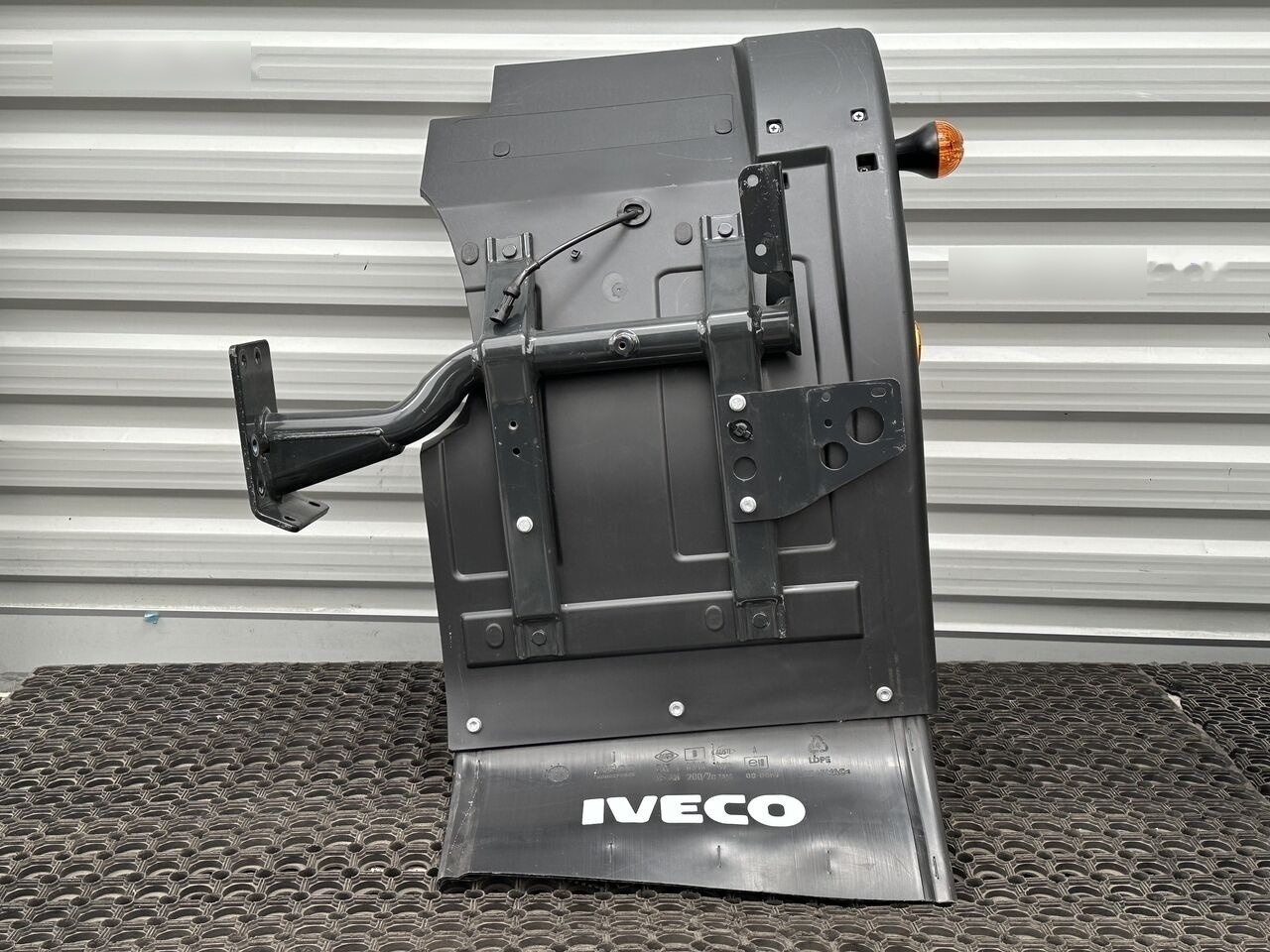 IVECO EUROCARGO 5801551255 IVECO 5801551255 - درابزين - شاحنة: صور 1 IVECO EUROCARGO 5801551255 IVECO 5801551255 - درابزين - شاحنة: صور 1