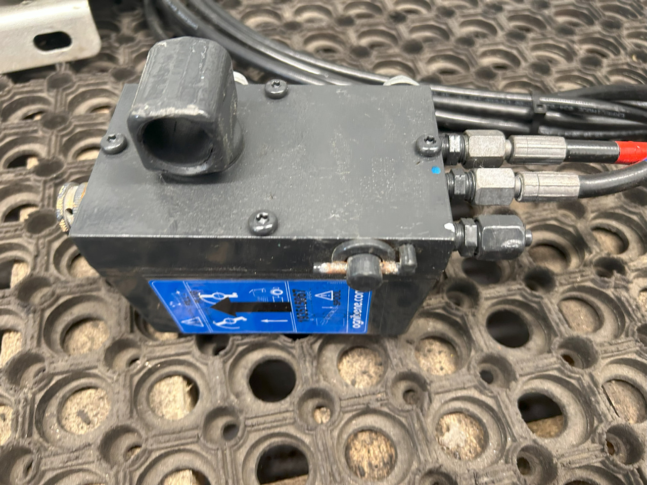 IVECO EUROCARGO 75E MLC CABIN LIFTING KIT - الاسطوانة الهيدروليكية: صور 3 IVECO EUROCARGO 75E MLC CABIN LIFTING KIT - الاسطوانة الهيدروليكية: صور 3