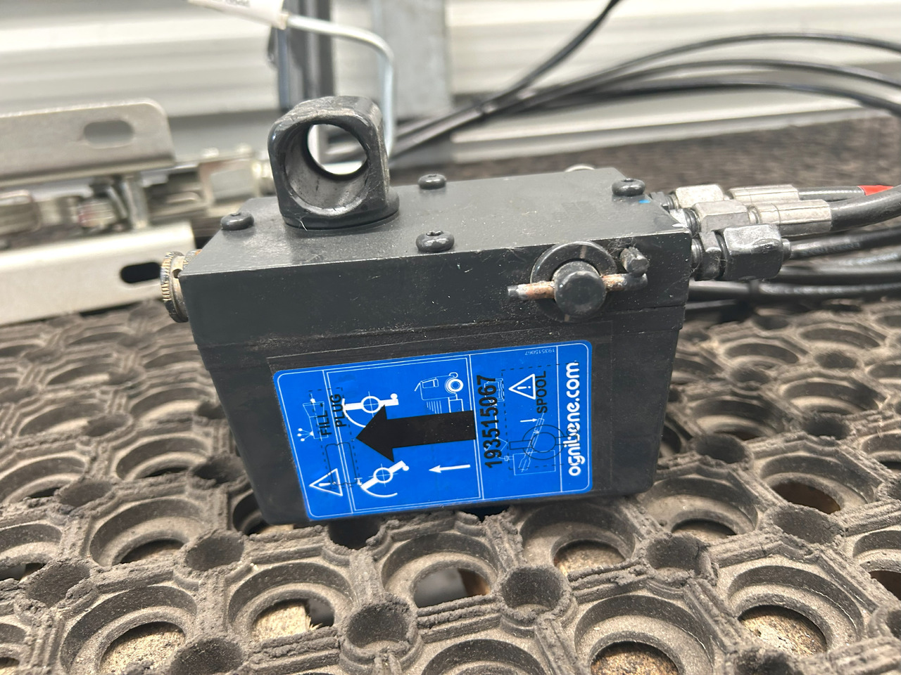 IVECO EUROCARGO 75E MLC CABIN LIFTING KIT - الاسطوانة الهيدروليكية: صور 2 IVECO EUROCARGO 75E MLC CABIN LIFTING KIT - الاسطوانة الهيدروليكية: صور 2