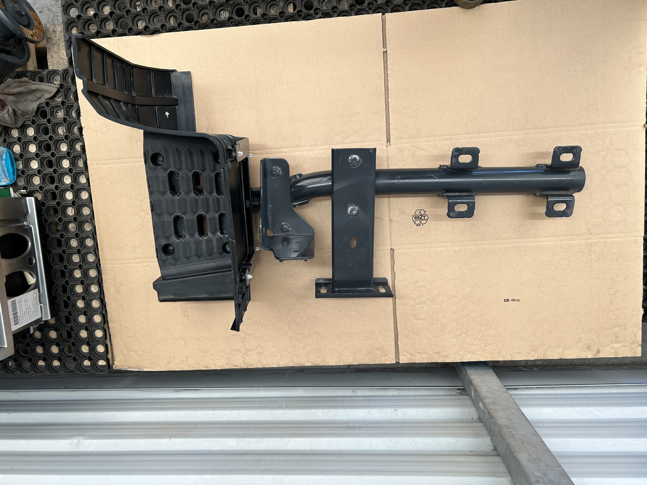 IVECO STOPIEŃ PRAWY STOPNICA + MOCOWANIE S-WAY - خطوة جانبية: صور 2 IVECO STOPIEŃ PRAWY STOPNICA + MOCOWANIE S-WAY - خطوة جانبية: صور 2