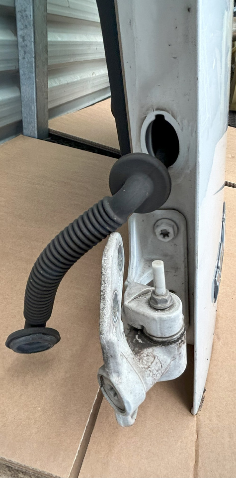 MERCEDES ACTROS MP4 DOOR LEFT WITH MIRROR - باب و قطع الغيار: صور 3 MERCEDES ACTROS MP4 DOOR LEFT WITH MIRROR - باب و قطع الغيار: صور 3