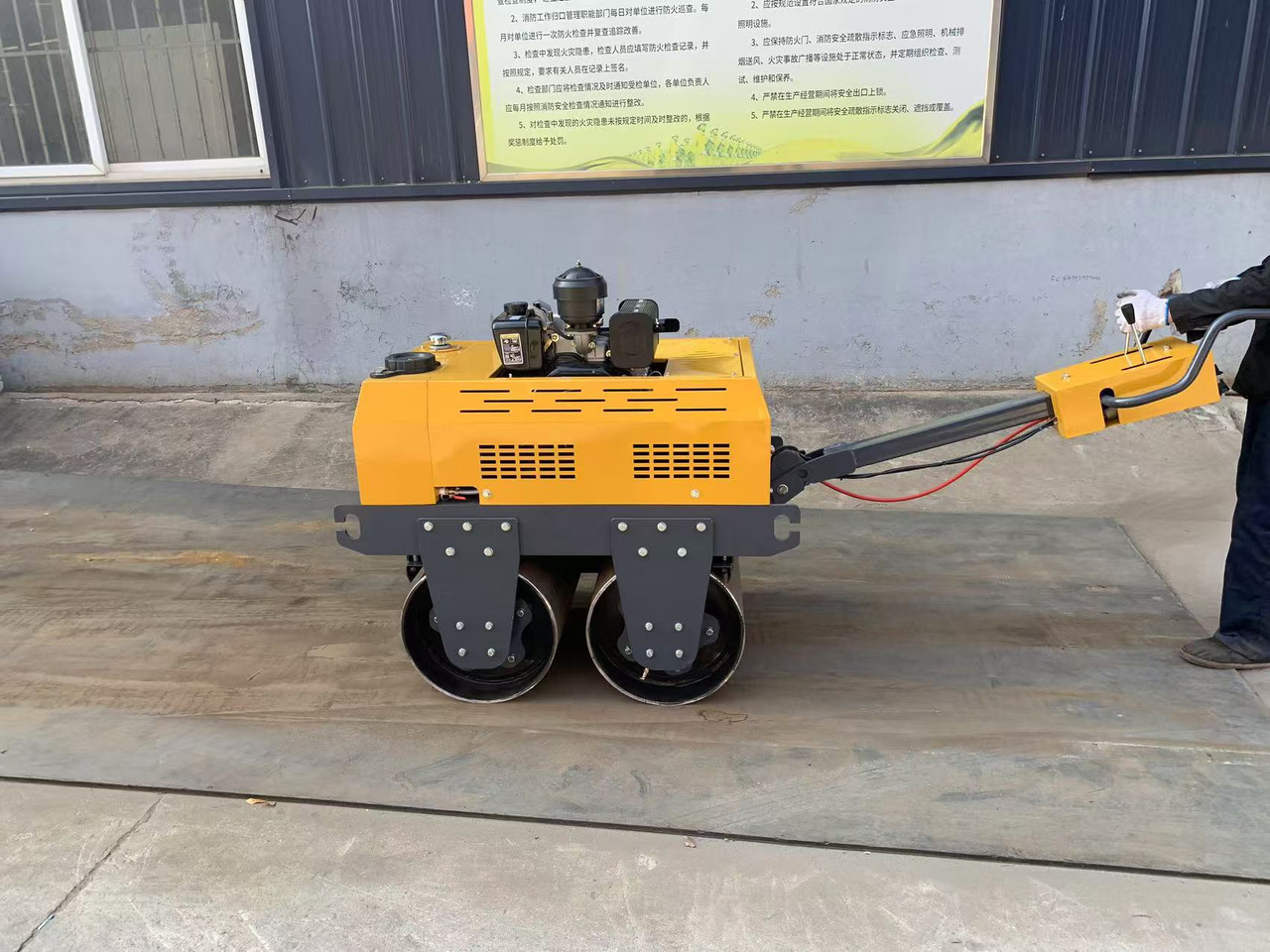 550KG Mini Vibratory Road Roller Walk-behind Road Roller - مداحل الأسفلت الصغيرة: صور 1 550KG Mini Vibratory Road Roller Walk-behind Road Roller - مداحل الأسفلت الصغيرة: صور 1