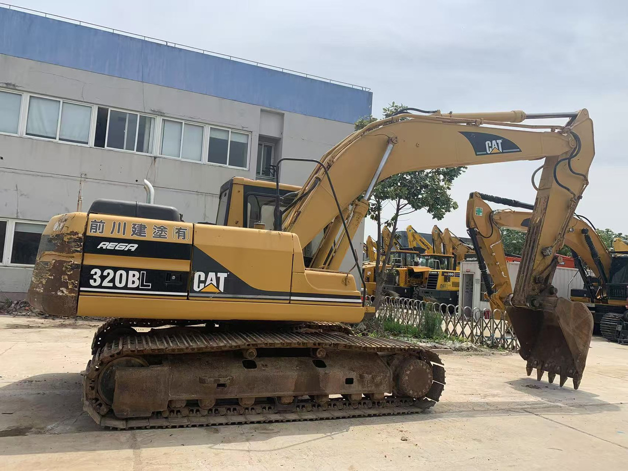 CATERPILLAR 320BL Used Excavator with Original Color - حفارات زحافة: صور 4 CATERPILLAR 320BL Used Excavator with Original Color - حفارات زحافة: صور 4