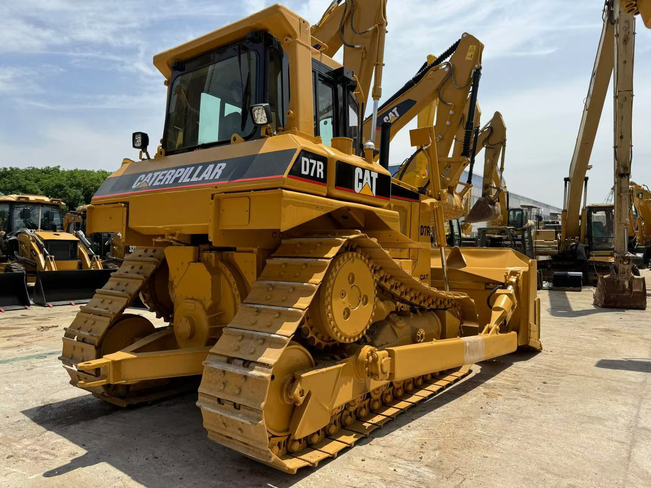 Caterpillar Caterpillar D7R Bulldozer Technical Specs: 245 HP Engine, 4.5 m³ Blade Capacity, 29,200 kg Operating Weight & Dimensions - بلدوزر: صور 5 Caterpillar Caterpillar D7R Bulldozer Technical Specs: 245 HP Engine, 4.5 m³ Blade Capacity, 29,200 kg Operating Weight & Dimensions - بلدوزر: صور 5