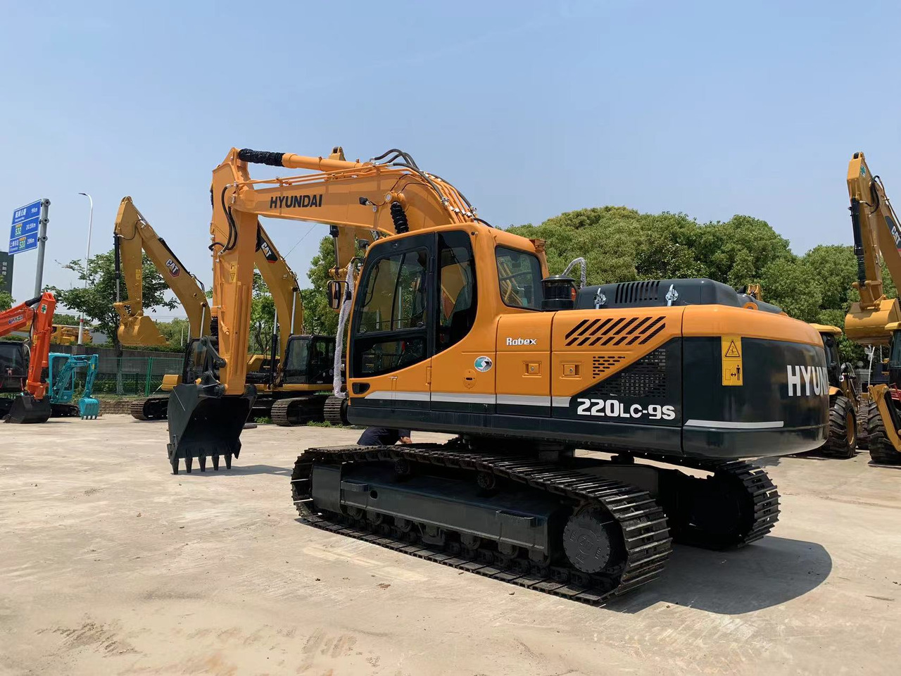 Hyundai 22 ton Excavator 220LC-9S Good Condition Construction Machine - حفارات زحافة: صور 3 Hyundai 22 ton Excavator 220LC-9S Good Condition Construction Machine - حفارات زحافة: صور 3