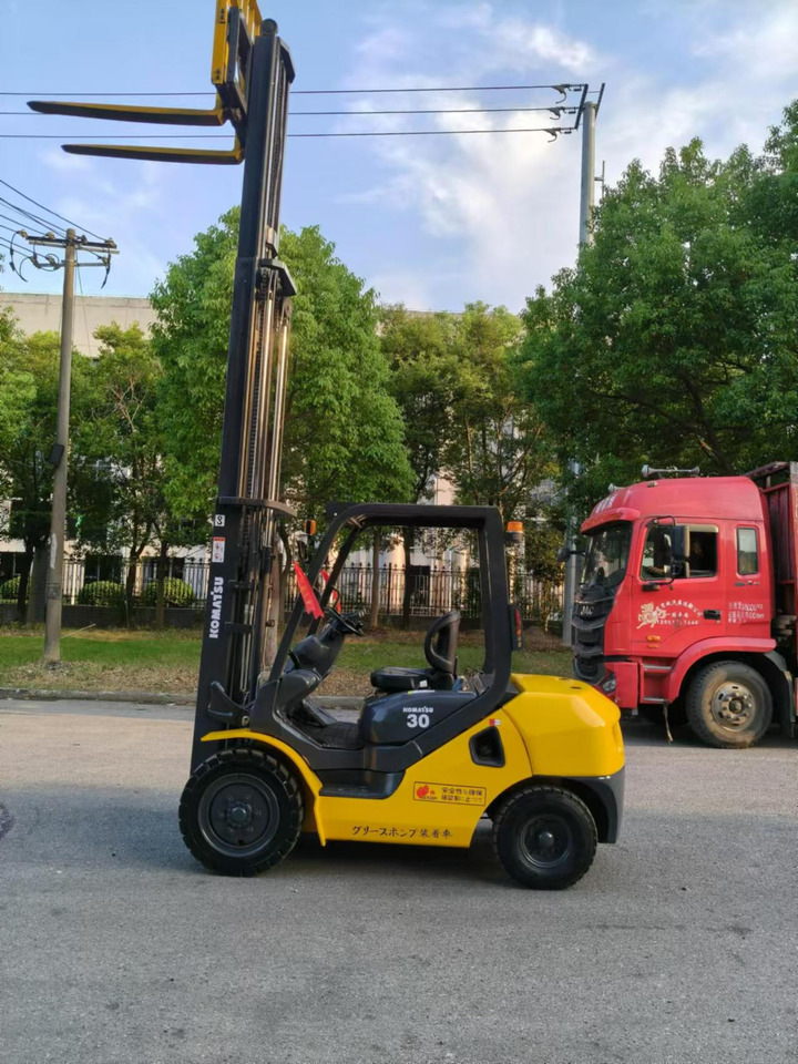 Komatsu Forklift 3 ton Capacity FD30-15, FD30-16, FD30-17 - رافعة شوكية ديزل: صور 2 Komatsu Forklift 3 ton Capacity FD30-15, FD30-16, FD30-17 - رافعة شوكية ديزل: صور 2