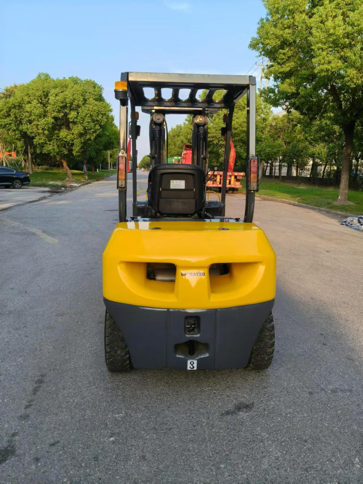 Komatsu Forklift 3 ton Capacity FD30-15, FD30-16, FD30-17 - رافعة شوكية ديزل: صور 5 Komatsu Forklift 3 ton Capacity FD30-15, FD30-16, FD30-17 - رافعة شوكية ديزل: صور 5