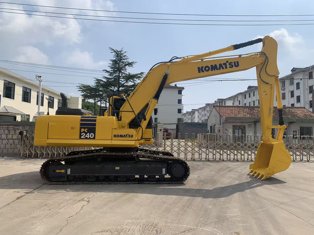 Komatsu PC240 Tracked Excavator Japan Origin - حفارات زحافة: صور 1 Komatsu PC240 Tracked Excavator Japan Origin - حفارات زحافة: صور 1