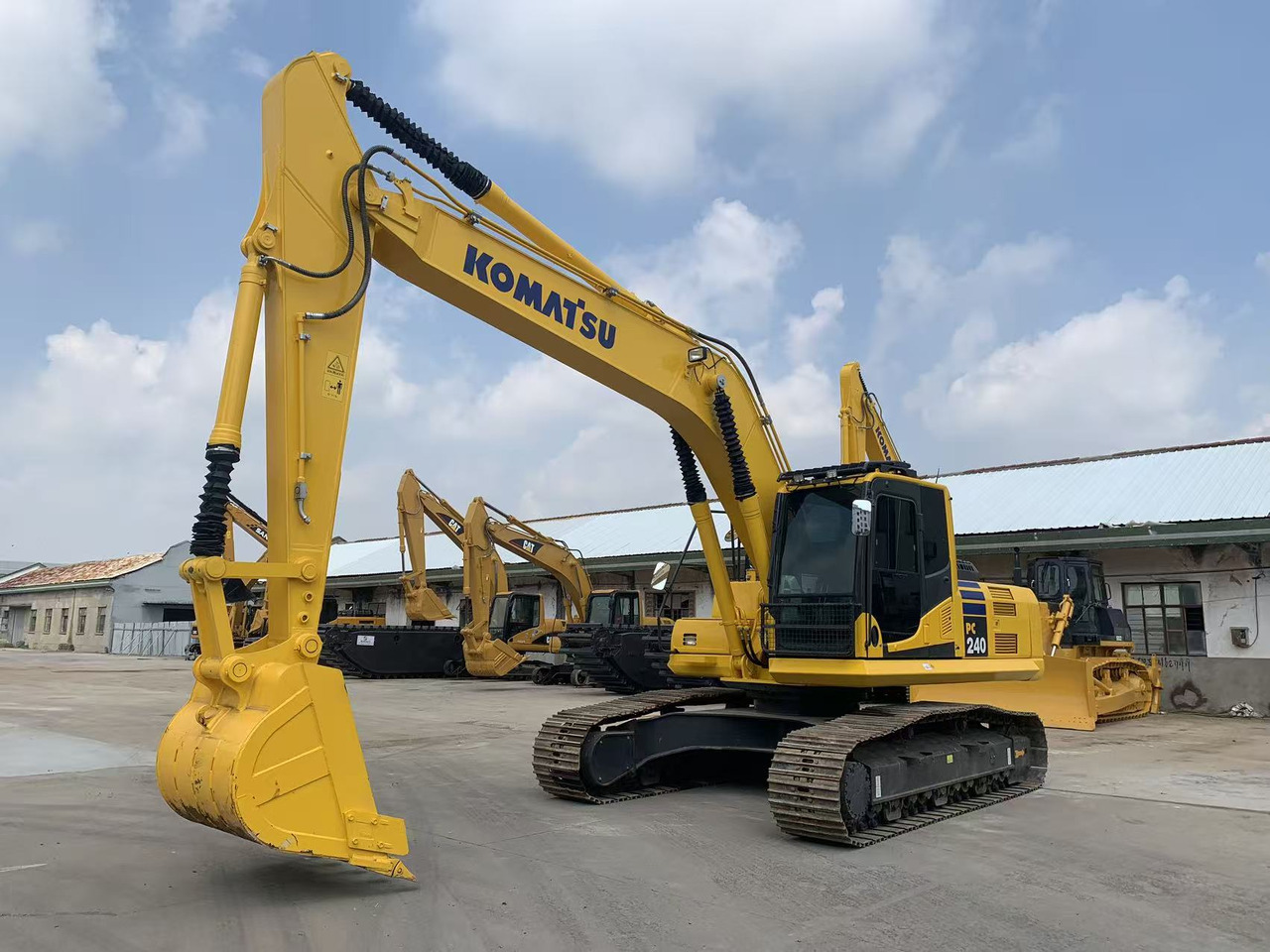 Komatsu PC240 Tracked Excavator Japan Origin - حفارات زحافة: صور 2 Komatsu PC240 Tracked Excavator Japan Origin - حفارات زحافة: صور 2