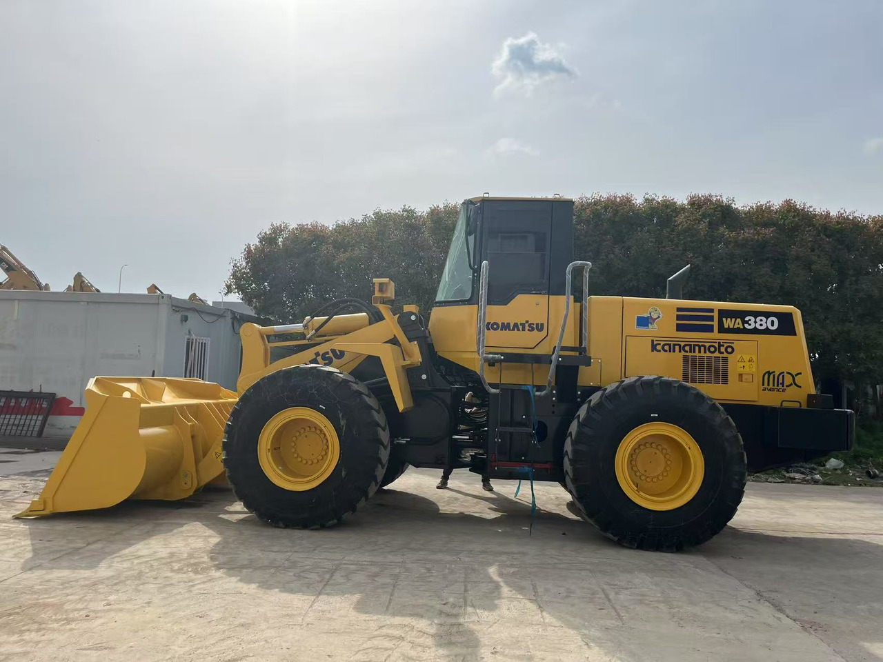 Komatsu Used Komatsu WA380-3 Wheel Loader – 5 Ton, 196 HP, 3m³ Bucket, SA6D114 Engine - اللودر بعجل: صور 5 Komatsu Used Komatsu WA380-3 Wheel Loader – 5 Ton, 196 HP, 3m³ Bucket, SA6D114 Engine - اللودر بعجل: صور 5