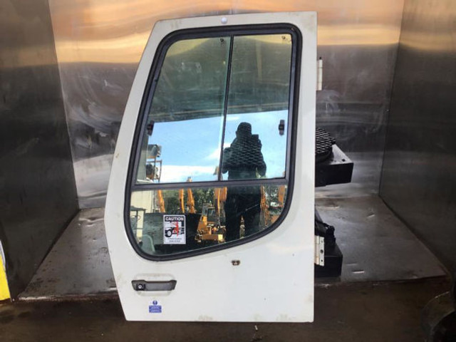 Liebherr Cabin Door - باب و قطع الغيار: صور 1 Liebherr Cabin Door - باب و قطع الغيار: صور 1