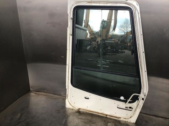 Liebherr Cabin Door - باب و قطع الغيار: صور 3 Liebherr Cabin Door - باب و قطع الغيار: صور 3