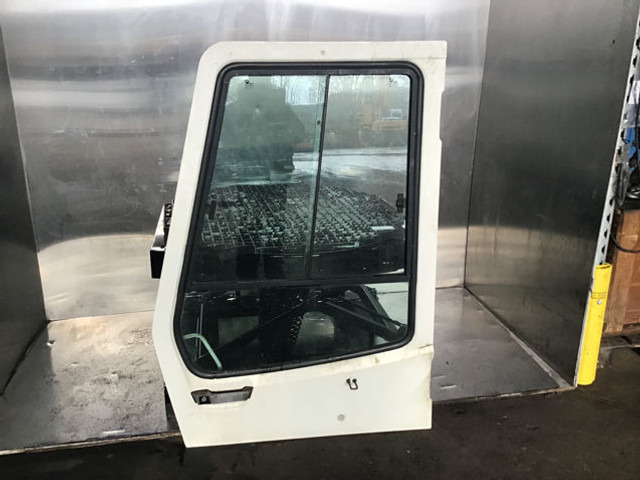 Liebherr Cabin Door - باب و قطع الغيار: صور 1 Liebherr Cabin Door - باب و قطع الغيار: صور 1