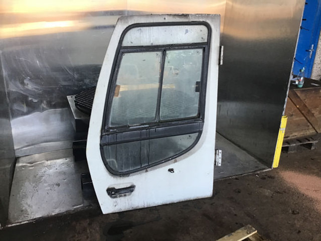 Liebherr Cabin Door - باب و قطع الغيار: صور 1 Liebherr Cabin Door - باب و قطع الغيار: صور 1