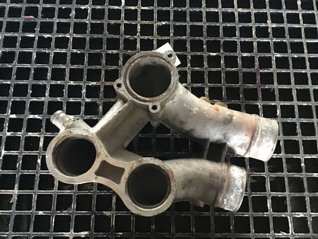 Liebherr Coolant pipe bend - جزء تكييف الهواء: صور 4 Liebherr Coolant pipe bend - جزء تكييف الهواء: صور 4