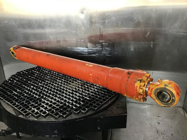 Liebherr Cylinder - الاسطوانة الهيدروليكية: صور 1 Liebherr Cylinder - الاسطوانة الهيدروليكية: صور 1