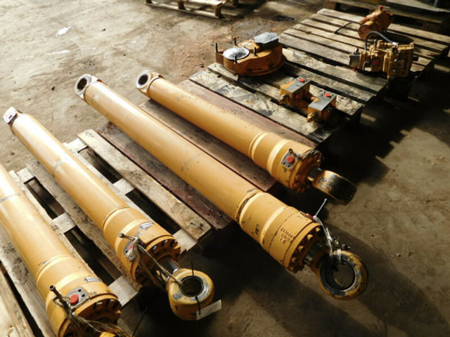 Liebherr Cylinder - الاسطوانة الهيدروليكية: صور 1 Liebherr Cylinder - الاسطوانة الهيدروليكية: صور 1