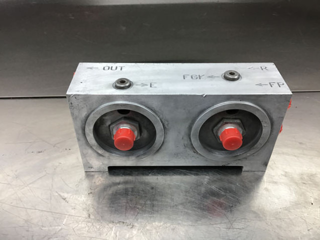 Liebherr Filter Bracket - المحرك و قطع الغيار: صور 1 Liebherr Filter Bracket - المحرك و قطع الغيار: صور 1