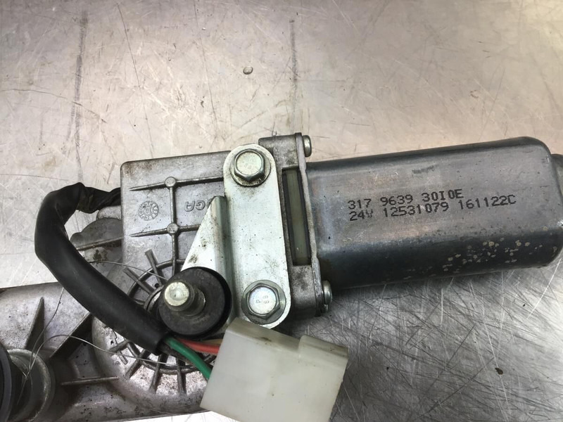 Liebherr L550 - مساحة الزجاج الأمامي: صور 1 Liebherr L550 - مساحة الزجاج الأمامي: صور 1